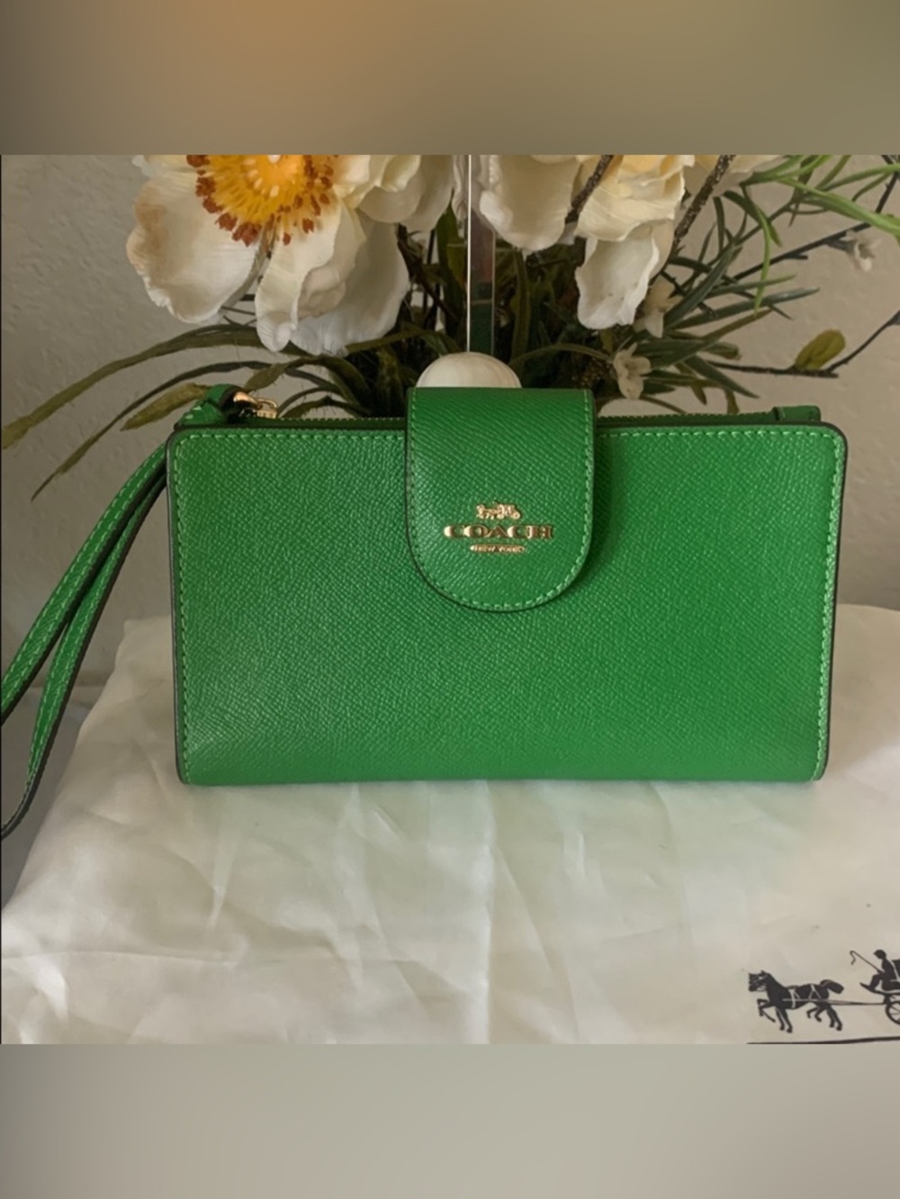 NWOT COACH LARGE TECH PHONE WALLET IN KELLY GREEN LEATHER